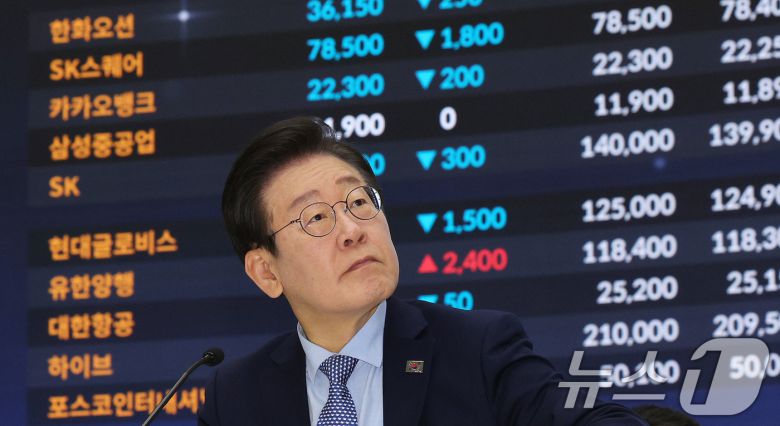 이재명 더불어민주당 대표가 28일 오전 서울 여의도 한국거래소 홍보관에서 열린 대한민국 주식시장 활성화TF 현장 간담회에 한국거래소의 발표를 듣고 있다. 2024.11.28/뉴스1 ⓒ News1 장수영 기자