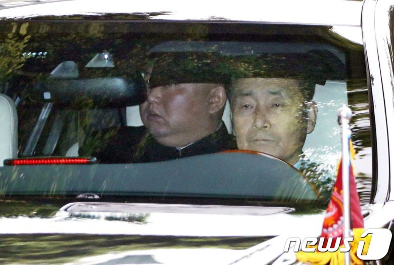 김정은 북한 노동당 총비서가 2019년 2월 28일(현지시간) 도널드 트럼프 미국 대통령과의 2차 북미정상회담이 결렬된 뒤 하노이 소피텔 레전드 메트로폴 호텔를 떠나고 있다. ⓒ AFP=뉴스1 ⓒ News1 우동명 기자