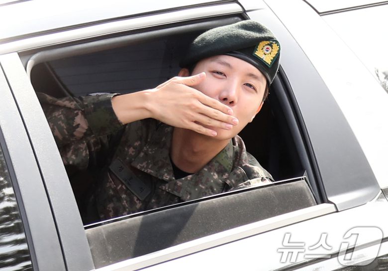 방탄소년단(BTS) 제이홉(30)이 17일 강원도 원주시에 위치한 육군 제36보병사단 백호 신병교육대에서 육군 현역으로 군 복무를 마친 뒤 인사를 하고 있다. 제이홉은 지난해 4월 입대해 육군 제36보병사단 백호 신병교육대에서 조교로 복무해왔다. 2024.10.17/뉴스1 ⓒ News1 권현진 기자