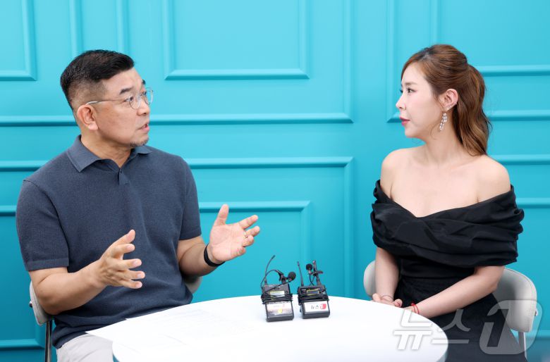 정덕현 대중문화평론가(왼쪽)와 코요태 신지 / 뉴스1 ⓒ News1 권현진 기자