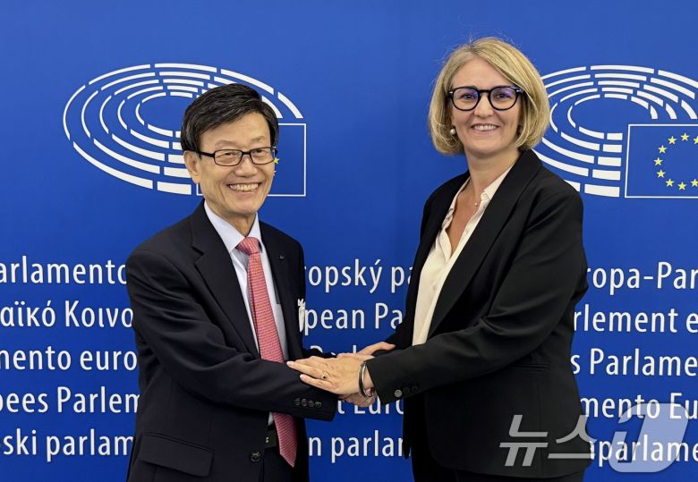 한국무역협회는 윤진식 회장이 지난 10일까지 벨기에 브뤼셀을 방문해 對EU 통상 아웃리치 활동을 전개했다고 11일 밝혔다. 윤진식 한국무역협회 회장이 지난 6일(현지시간) 벨기에 브뤼셀에서 마리-피에르 베드렌느 유럽의회 국제통상위원회 의원과 면담을 마치고 기념 촬영을 하고 있다. (한국무역협회 제공. 재판매 및 DB 금지) 2025.6.11/뉴스1 ⓒ News1 이연주 기자