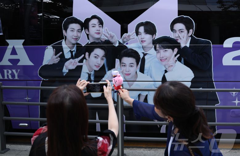 9일 오전 서울 용산구 하이브 사옥 앞에서 방탄소년단(BTS) 글로벌 팬들(아미)이 멤버들의 제대를 기대하며 기념 촬영을 하고 있다. 2023년 12월 입대한 그룹 방탄소년단(BTS)의 RM, 뷔, 지민, 정국이 이번 주 육군 현역 복무를 마치고 만기 전역한다. 2025.6.9/뉴스1 ⓒ News1 권현진 기자