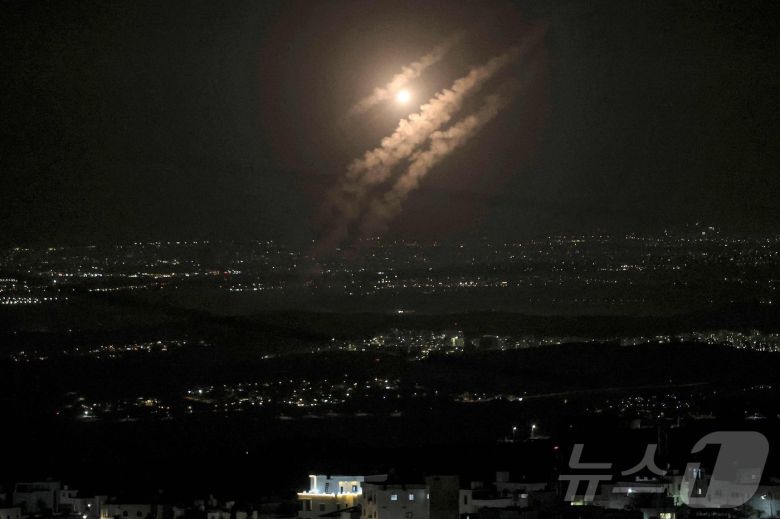 지난해 10월 이스라엘 아시도드 상공에서 하마스 수장 이스마일 하니예, 헤즈볼라 수장 하산 나스랄라 등의 암살에 대한 보복으로 이란에서 발사한 미사일이 요르단 서안도시 헤브론에서 보이고 있다. 2024.10.02 ⓒ AFP=뉴스1 ⓒ News1 우동명 기자