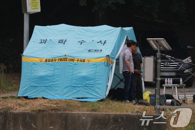수사 당국이 13일 충북 청주시 흥덕구 한 소류지에서 대구 스토킹 여성 살해 용의자 A 씨(40대)를 수색하고 있다. 인근 야산에 설치된 폐쇄회로TV에 이 소류지로 향하는 A 씨 모습이 포착했다.2025.6.13/뉴스1 ⓒ News1 김용빈 기자
