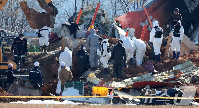 제주항공 여객기 참사 7일째인 4일 전남 무안군 무안국제공항 참사 현장에서 경찰 과학수사대가 방위각시설(로컬라이저) 일대 수색 및 현장감식을 하고 있다. 2025.1.4/뉴스1 ⓒ News1 김진환 기자