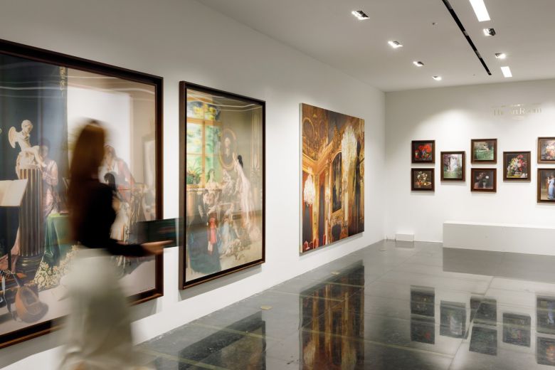 배준성 '디 아트 룸 : 더 코스튬 오브 페인터'展 전시 전경 (더 트리니티 갤러리 제공)