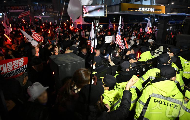 18일 오후 서울 마포구 서울서부지방법원에서 윤석열  대통령의 지지자들이 법원 담장에 가까이 붙어 규탄 집회를 하고 있다.(공동취재) 2025.1.18/뉴스1 ⓒ News1 민경석 기자