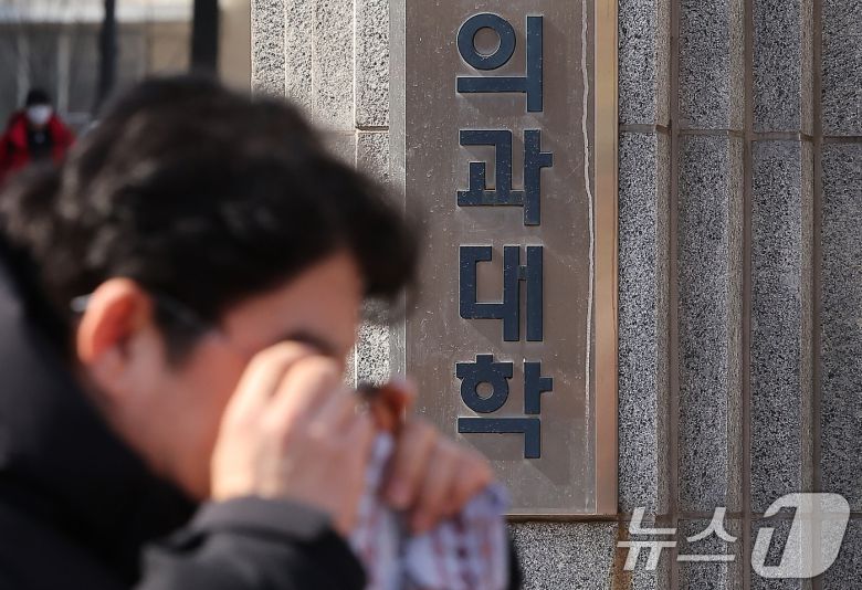 19일 서울 시내 한 대학병원 내 의과대학 앞으로 시민이 발걸음을 옮기고 있다. 2025.2.19/뉴스1 ⓒ News1 김진환 기자