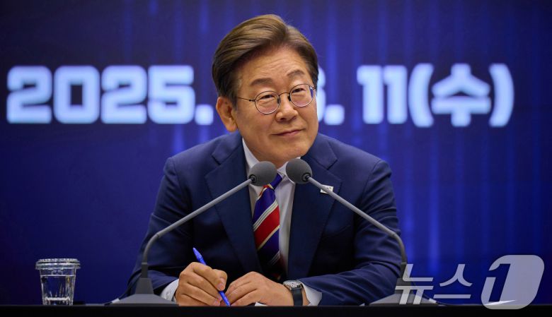 이재명 대통령이 지난 11일 서울 영등포구 한국거래소에서 열린 주식시장 불공정거래 근절을 위한 현장 간담회에서 참석자의 질문을 경청하고 있다. (이재명 대통령 SNS. 재판매 및 DB 금지) 2025.6.12/뉴스1 ⓒ News1 박지혜 기자