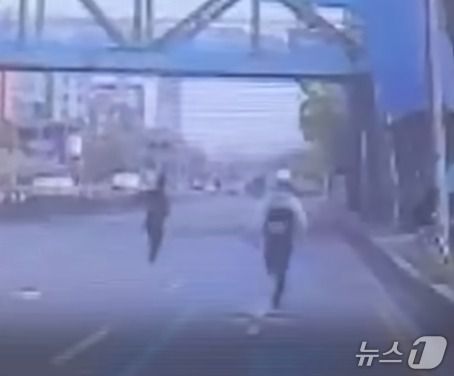 A 씨를 추격하는 수원서부경찰서 경비교통과 소속 조여훈 경사(34). (경기남부경찰청 제공. 재판매 및 DB 금지) 2025.6.13/뉴스1