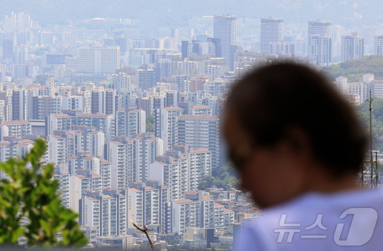 서울 아파트값이 19주 연속 상승세를 보인 12일 서울 남산을 찾은 시민이 도심 아파트단지를 바라보고 있다. ⓒ News1 박정호 기자