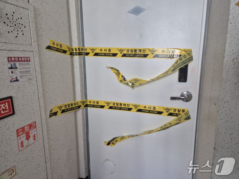50대 여성이 흉기에 찔려 숨진 대구 달서구의 아파트 입구에 경찰 폴리스라인이 설치됐다.(독자 제공.재판매 및 DB 금지)