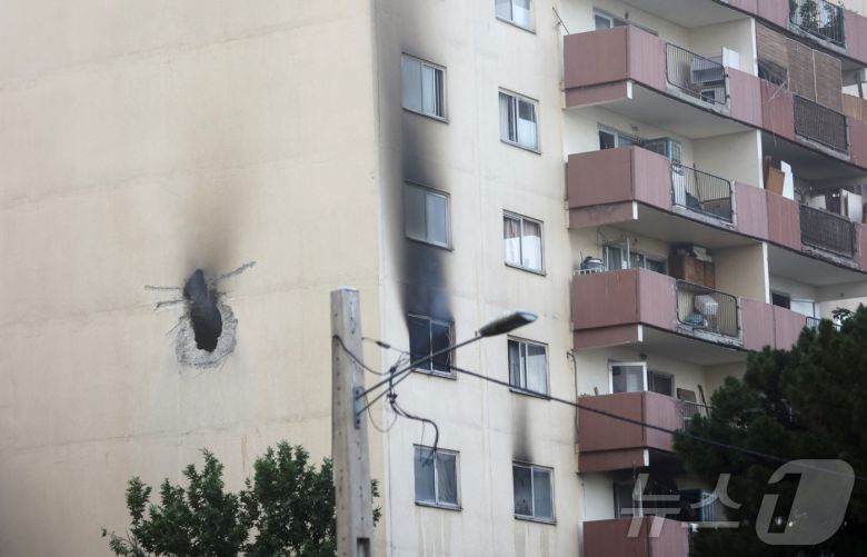 이스라엘이 13일(현지시간) 새벽, 이란 핵프로그램 및 군사 시설에 선제 타격을 벌인 가운데 테헤란의 한 건물 벽에 구멍이 생겼다. 2025.06.13 ⓒ 로이터=뉴스1 ⓒ News1 최종일 선임기자