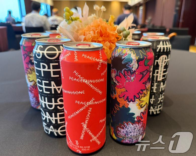 13일 오후 서울 용산구 그랜드 하얏트 서울 호텔에서 열린 '피스마이너스원 프리미엄 하이볼 론칭 파티-더 시그널(THE SIGNAL)'에 지드래곤이 직접 론칭한 하이볼이 테이블에 놓여 있다. ⓒ News1 권현진 기자