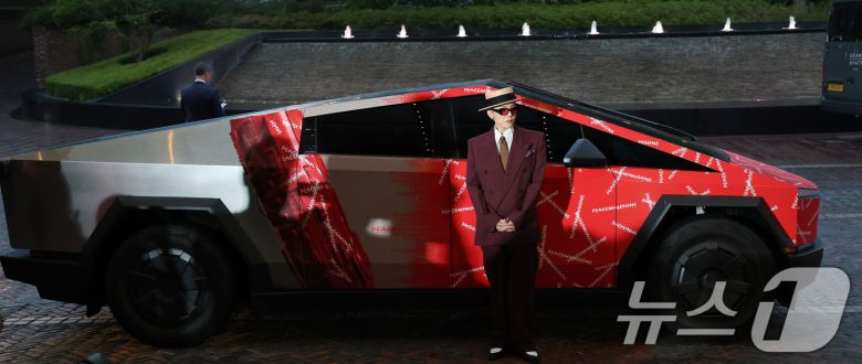 빅뱅 지드래곤(GD,권지용)이 13일 오후 서울 용산구 그랜드 하얏트 서울 호텔에서 열린 '피스마이너스원 프리미엄 하이볼 론칭 파티-더 시그널(THE SIGNAL)' 참석해 PEACEMINUSONE 로고가 새겨진 사이버트럭 앞에서 포즈를 취하고 있다. 1ⓒ News1 권현진 기자