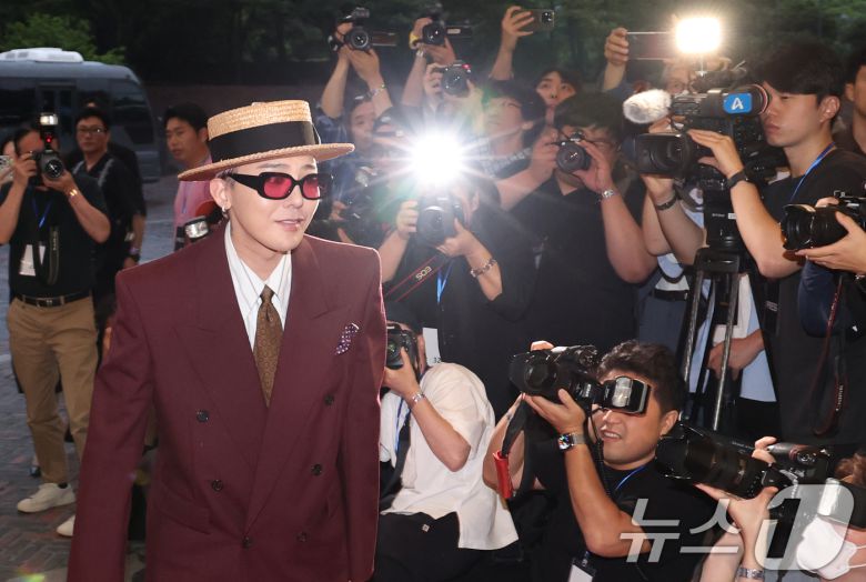 빅뱅 지드래곤(GD,권지용)이 13일 오후 서울 용산구 그랜드 하얏트 서울 호텔에서 열린 '피스마이너스원 프리미엄 하이볼 론칭 파티-더 시그널(THE SIGNAL)' 참석을 위해 PEACEMINUSONE 로고가 새겨진 사이버트럭에서 하차해 레드카펫을 밟고 있다. ⓒ News1 권현진 기자