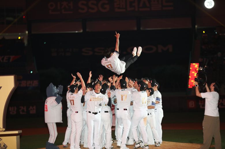SSG 랜더스는 14일 인천 SSG랜더스필드에서 추신수 구단주 보좌역 겸 육성총괄의 은퇴식을 진행했다. (SSG 랜더스 제공)