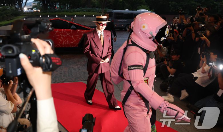 빅뱅 지드래곤(GD,권지용)이 13일 오후 서울 용산구 그랜드 하얏트 서울 호텔에서 열린 '피스마이너스원 프리미엄 하이볼 론칭 파티-더 시그널(THE SIGNAL)'에서 우주인의 에스코트를 받으며 레드카펫을 밟고 있다. ⓒ News1 권현진 기자