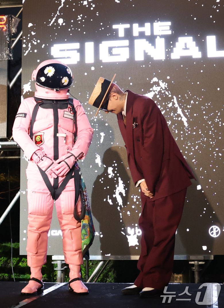 빅뱅 지드래곤(GD,권지용)이 13일 오후 서울 용산구 그랜드 하얏트 서울 호텔에서 열린 '피스마이너스원 프리미엄 하이볼 론칭 파티-더 시그널(THE SIGNAL)'에 참석해 우주인에게 인사를 하고 있다. ⓒ News1 권현진 기자