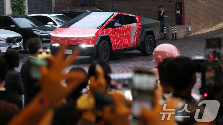 빅뱅 지드래곤(GD,권지용)이 13일 오후 서울 용산구 그랜드 하얏트 서울 호텔에서 열린 '피스마이너스원 프리미엄 하이볼 론칭 파티-더 시그널(THE SIGNAL)'에 사이버트럭을 타고 들어서고 있다. ⓒ News1 권현진 기자