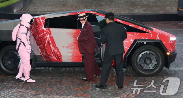 빅뱅 지드래곤(GD,권지용)이 13일 오후 서울 용산구 그랜드 하얏트 서울 호텔에서 열린 '피스마이너스원 프리미엄 하이볼 론칭 파티-더 시그널(THE SIGNAL)' 참석을 위해 PEACEMINUSONE 로고가 새겨진 사이버트럭에서 하차하고 있다. ⓒ News1 권현진 기자