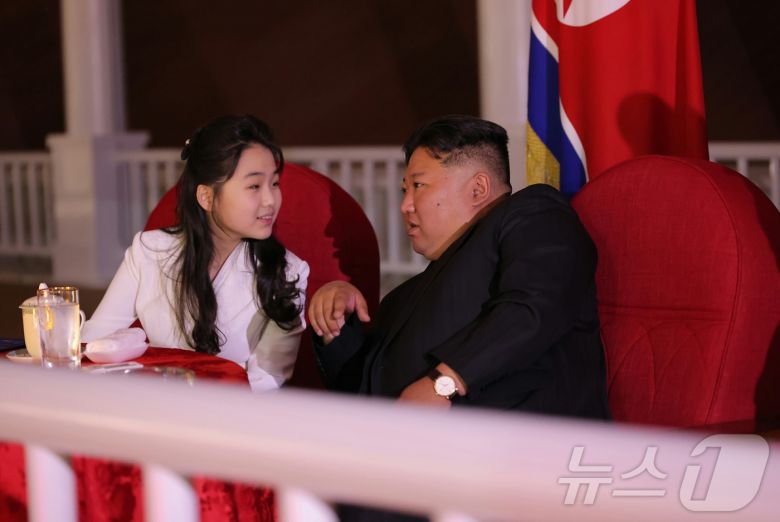 (평양 노동신문=뉴스1) = 김정은 북한 노동당 총비서와 딸 주애가 신형 구축함 진수식 기념공연을 관람하는 모습.[국내에서만 사용가능. 재배포 금지. DB 금지. For Use Only in the Republic of Korea. Redistribution Prohibited] rodongphoto@news1.kr