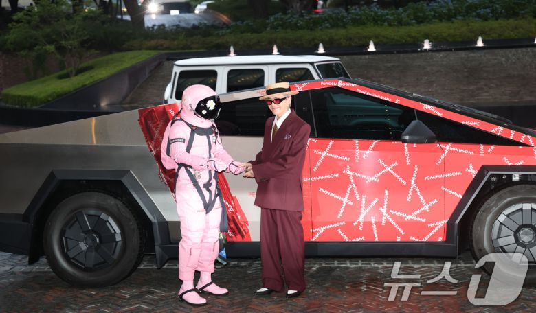 빅뱅 지드래곤(GD,권지용)이 13일 오후 서울 용산구 그랜드 하얏트 서울 호텔에서 열린 '피스마이너스원 프리미엄 하이볼 론칭 파티-더 시그널(THE SIGNAL)'에 참석해 핑크 우주인과 인사를 나누고 있다. ⓒ News1 권현진 기자