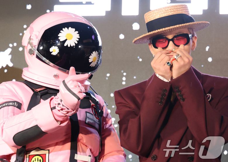 빅뱅 지드래곤(GD,권지용)이 13일 오후 서울 용산구 그랜드 하얏트 서울 호텔에서 열린 '피스마이너스원 프리미엄 하이볼 론칭 파티-더 시그널(THE SIGNAL)'에 참석해 우주인과 하트 포즈를 취하고 있다. ⓒ News1 권현진 기자