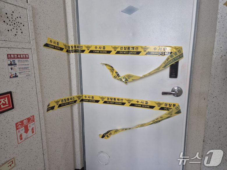 50대 여성이 흉기에 찔려 숨진 대구 달서구의 아파트 입구에 경찰 폴리스라인이 설치됐다. (독자 제공.재판매 및 DB 금지)