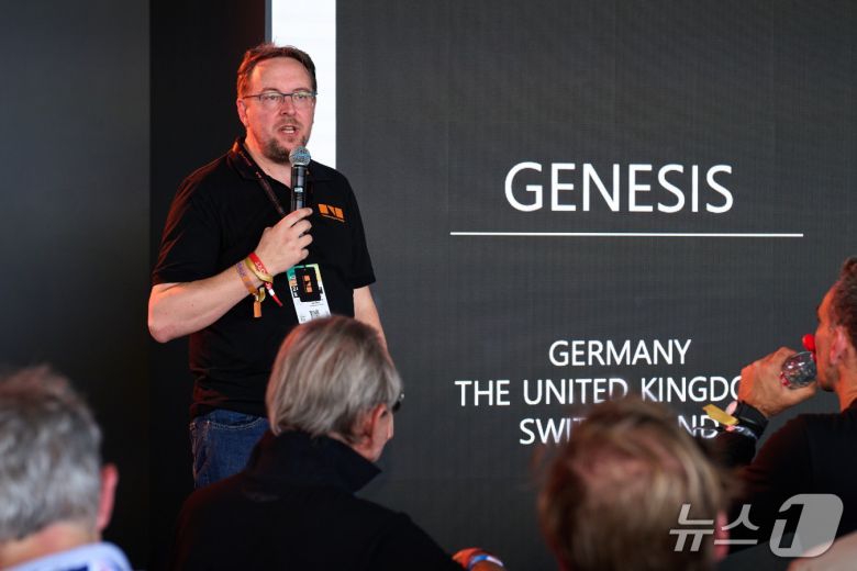 13일(현지시간) 프랑스 르망에서 열린 르망 24시(24 Hours of Le Mans) 행사장 내 제네시스 부스에서 자비에르 마르티넷 현대차 유럽권역본부장 겸 제네시스 유럽법인장이 발표하고 있는 모습. (제네시스 제공)