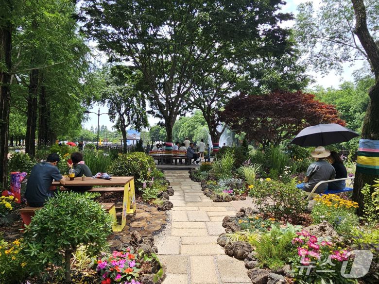 진주 '2025 대한민국 정원산업박람회' 정원 쉼터. 2025.6.15/뉴스1 한송학기자
