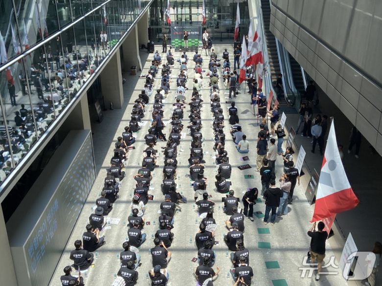 민주노총 산하 전국화학섬유식품산업노동조합(화섬식품노조)  네이버지회 '공동성명'이 11일 경기 성남시 네이버 제2 사옥 1784에서 최인혁 네이버 테크비즈니스 부문 대표 복귀에 반대하는 집회를 열었다. 2025.06.11. ⓒ 뉴스1 신은빈 기자