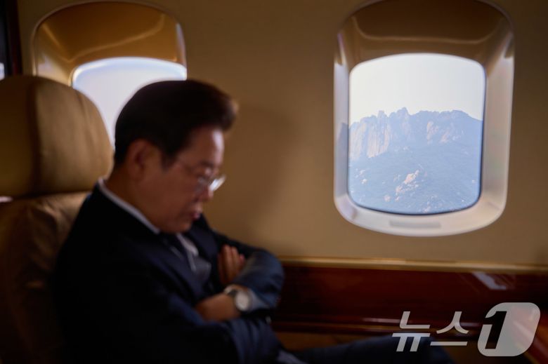 이재명 대통령이 지난 13일 전용 헬기에 탑승해 생각에 잠겨 있다. (이재명 대통령 SNS. 재판매 및 DB 금지) 2025.6.14/뉴스1 ⓒ News1 박지혜 기자