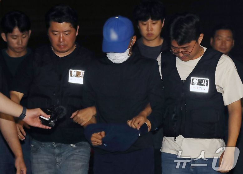 대구에서 스토킹 해오던 여성을 살해한 피의자 A씨가 15일 오전 대구 성서경찰서로 압송되고 있다.  2025.6.15/뉴스1 ⓒ News1 공정식 기자