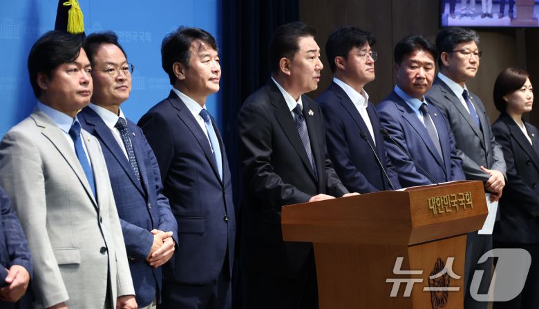 김병기 더불어민주당 신임 원내대표가 15일 오전 서울 여의도 국회 소통관에서 원내대표단 인선발표를 하고 있다. 왼쪽부터 김현정 대변인, 허영 정책수석, 문진석 운영수석, 김 원내대표, 박상혁 소통수석, 이기헌 비서실장, 김남근 민생부대표, 백승아 대변인. 2025.6.15/뉴스1 ⓒ News1 김민지 기자