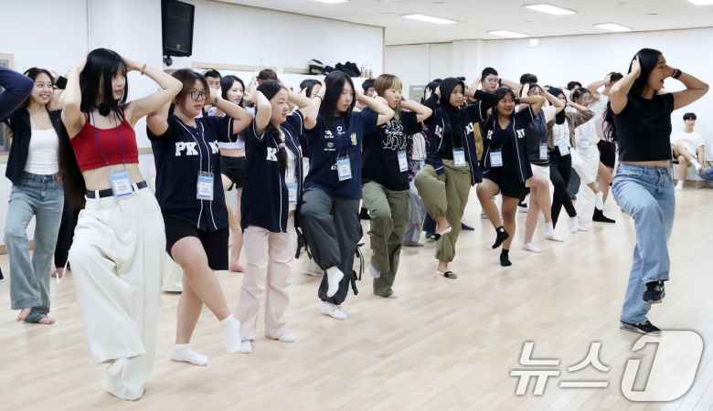 부산 남구 국립부경대학교 대연캠퍼스에서 부경국제계절학기(PKNU-ISS)에 참가한 외국인 학생들이 케이팝 댄스를 배우고 있다.  2024.7.26/뉴스1 ⓒ News1 윤일지 기자
