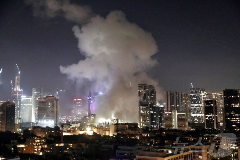 13일(현지시간) 이란의 미사일 반격으로 이스라엘 텔아비브 시내 일부 지역이 화염에 휩싸여 있다. 2025.06.13 ⓒ 로이터=뉴스1 ⓒ News1 류정민 특파원