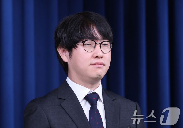 15일 서울 용산구 대통령실 청사에서 열린 인선 관련 브리핑에서 AI 미래기획수석에 임명된 하정우 네이버AI혁신센터장이 참석하고 있다. 2025.6.15/뉴스1 ⓒ News1 박지혜 기자