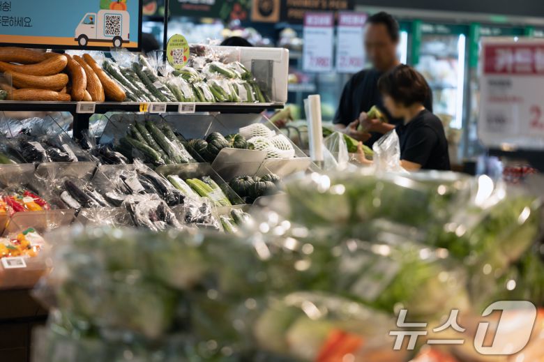 . 4일 서울 시내의 한 대형 마트를 찾은 시민들이 장을 보고 있다. 2025.6.4/뉴스1 ⓒ News1 이승배 기자