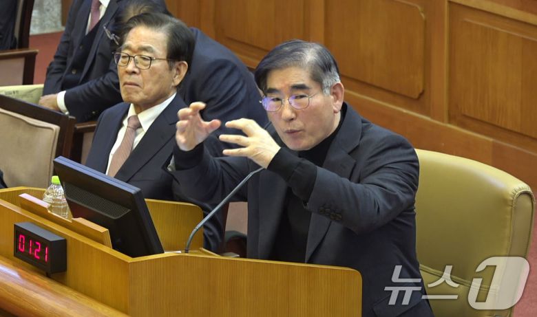 김용현 전 국방부 장관이 23일 오후 서울 종로구 헌법재판소에서 열린 윤석열 대통령 탄핵심판 4차변론에 증인으로 출석해 발언하고 있다. (헌법재판소 제공) 2025.1.23/뉴스1