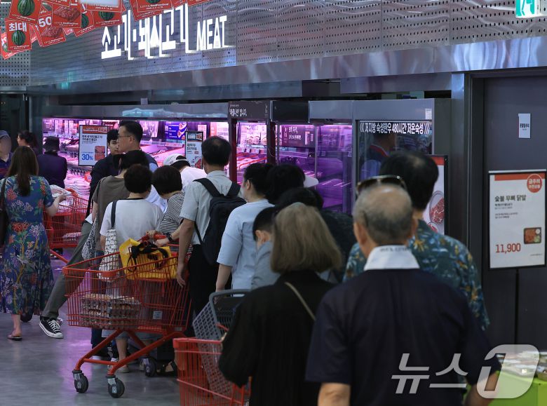 호주산 소고기 단 하루 특가 행사가 열린 12일 오전 서울 중구 한강대로 롯데마트 제타플렉스 서울역점을 찾은 고객들이 990원 척아이롤을 구입하고 있다. 2025.6.12/뉴스1 ⓒ News1 박정호 기자