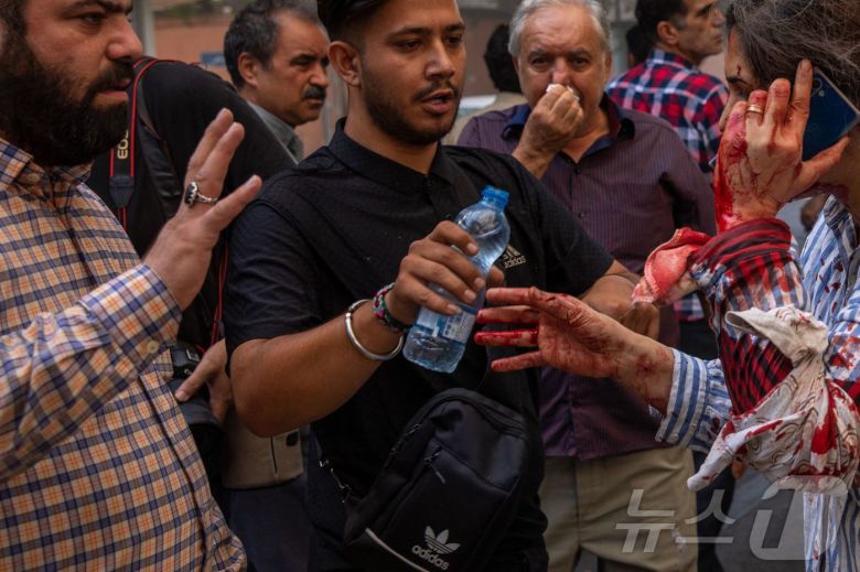 15일(현지시간) 이란 테헤란 시내에서 이스라엘군의 공습으로 부상을 입은 시민들이 치료를 받고 있다. ⓒ AFP=뉴스1