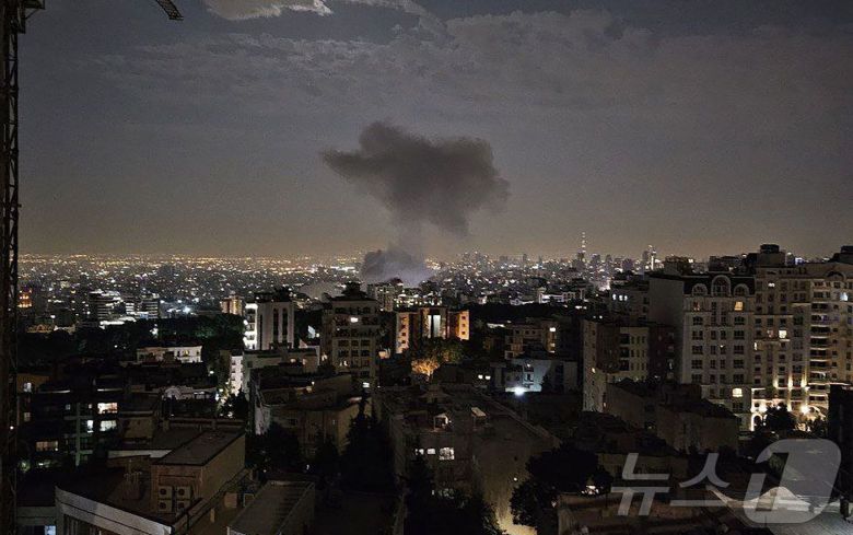 이스라엘이 13일(현지시간) 이란을 공습해 수도 테헤란의 한 지역에서 연기가 치솟고 있다. 2025.6.13. ⓒ AFP=뉴스1 ⓒ News1 이창규 기자