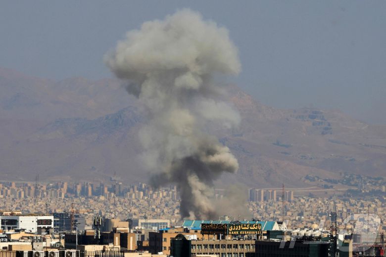 15일(현지시간) 이스라엘의 야간 공습으로 이란 테헤란 중심부에서 폭발이 발생해 연기가 피어오르고 있다. ⓒ AFP=뉴스1