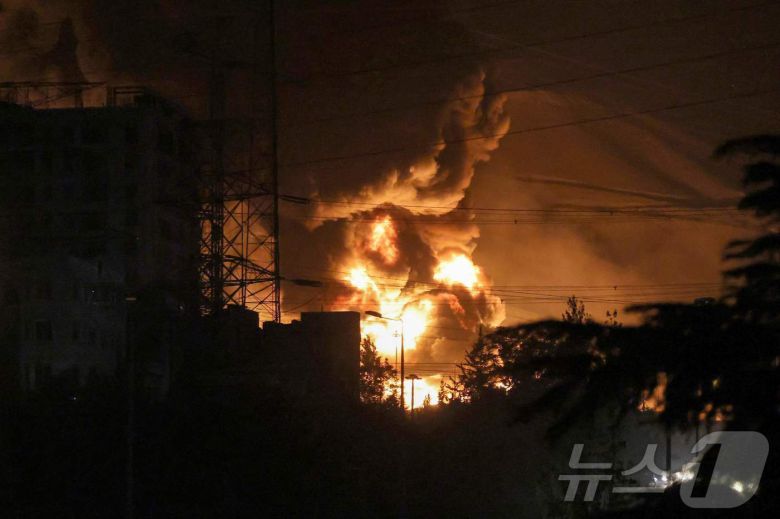 15일(현지시간) 이란 테헤란 샤란의 석유 저장고에서 이스라엘의 공습으로 인해 화재가 발생하고 있다.  ⓒ AFP=뉴스1