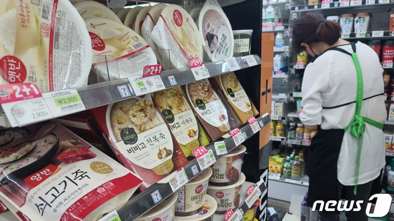 서울의 한 편의점에서 판매되고 있는 즉석조리식품. 2022.6.28/뉴스1 ⓒ News1 이성철 기자