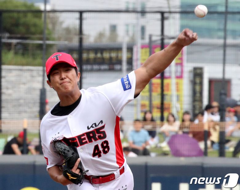 9일 광주기아챔피언스필드에서 열린 프로야구 KIA 타이거즈와 삼성 라이온즈 경기에서 KIA 선발 이의리가 역투하고 있다. 2023.10.9/뉴스1 ⓒ News1 김태성 기자