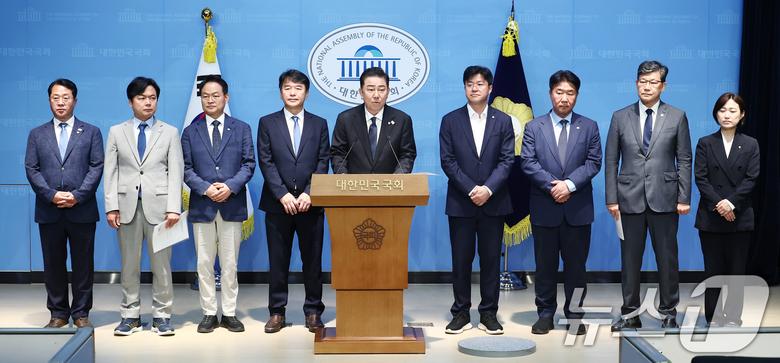 김병기 더불어민주당 신임 원내대표가 15일 오전 서울 여의도 국회 소통관에서 원내대표단 인선발표를 하고 있다. 왼쪽부터 문금주·김현정 대변인, 허영 정책수석, 문진석 운영수석, 김 원내대표, 박상혁 소통수석, 이기헌 비서실장, 김남근 민생부대표, 백승아 대변인. 2025.6.15/뉴스1 ⓒ News1 김민지 기자