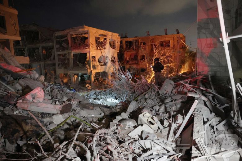 15일(현지시간) 이스라엘 바트얌에서 이란의 탄도 미사일 공격으로 건물이 파괴돼 있다. ⓒ AFP=뉴스1