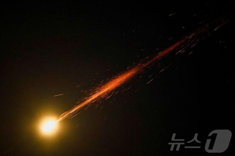 이스라엘 남부 아슈켈론 상공에서 15일 이란 미사일이 이스라엘 방공체계에 의해 요격되는 장면이 목격됐다. 2025.6.15 ⓒ 로이터=뉴스1 ⓒ News1 강민경 기자